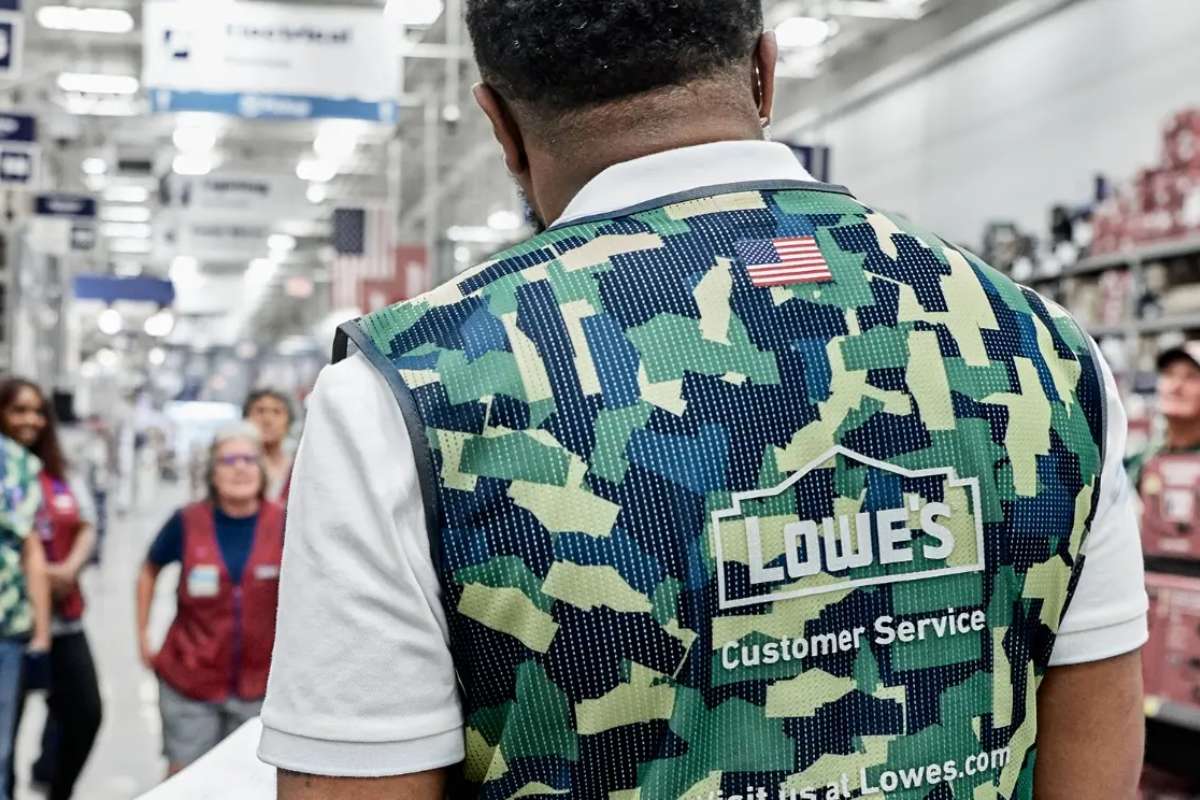 photo of the Lowes employee and explanation of military discounts in Houston area